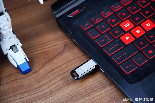 性能出色，售價親民 Lexar M400 高速閃存盤，辦公設備及消耗品的明智選擇